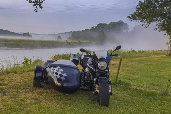 Aufgenommen Mai 2025 Belgien  
Moto Guzzi 1200 Bj.2008 mit LBS seitenwagen.